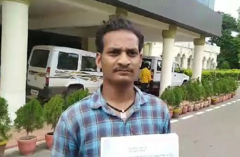 Video: कलेक्टर साहब, मैं जीना नहीं चाहता, प्लीज मुझे सुसाइड करने दो…