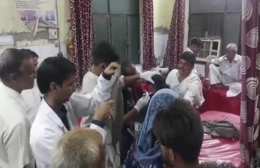 मेले में घूमने गई युवती को देखकर युवक ने की ऐसी आवाज, जमकर हुई फायरिंग और पथराव,
देखें वीडियो