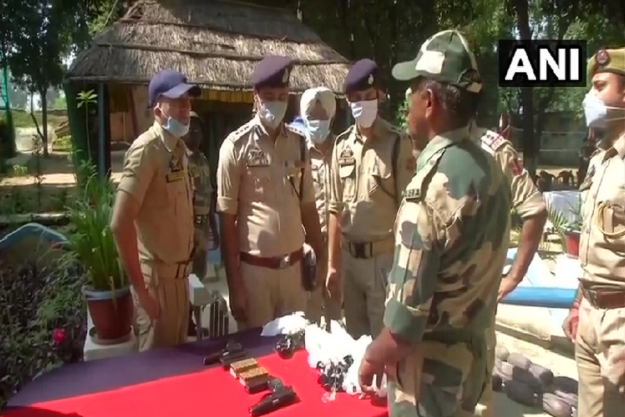 BSF ने नाकाम की पाकिस्तान की साजिश, भारी मात्रा में हथियार, बारूद और नशा सामग्री
बरामद