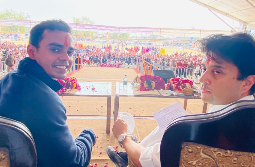 VIDEO: सिंधिया ने की सीएम के बेटे की तारीफ, कहा- पिता के पदचिह्नों पर चलकर
लिखेंगे नई इबारत