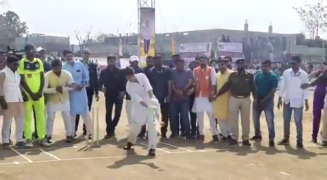VIDEO: सिंधिया ने खेला क्रिकेट, सीएम ने बेटे बने विकेट कीपर