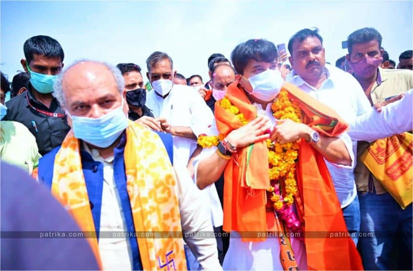 मुरैना पहुंचे ज्योतिरादित्य सिंधिया, केंद्रीय मंत्री नरेंद्र तोमर के साथ इन
नेताओं ने किया स्वागत, देखें वीडियो