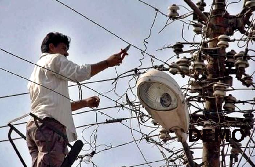 बकाया बिल होने पर बिजली कनेक्शन काटना पड़ा लाइनमैन को भारी, उपभोक्ता ने फोड़ सर,
देखें वीडियो