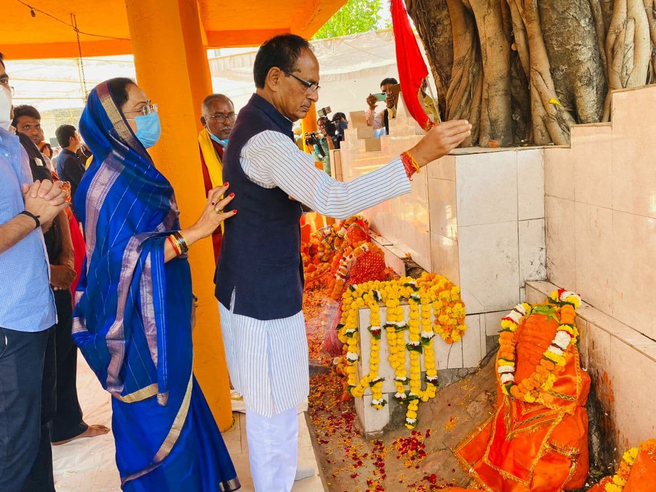 video story : सीएम शिवराज ने गृहग्राम में सपत्नीक की पूजा अर्चना