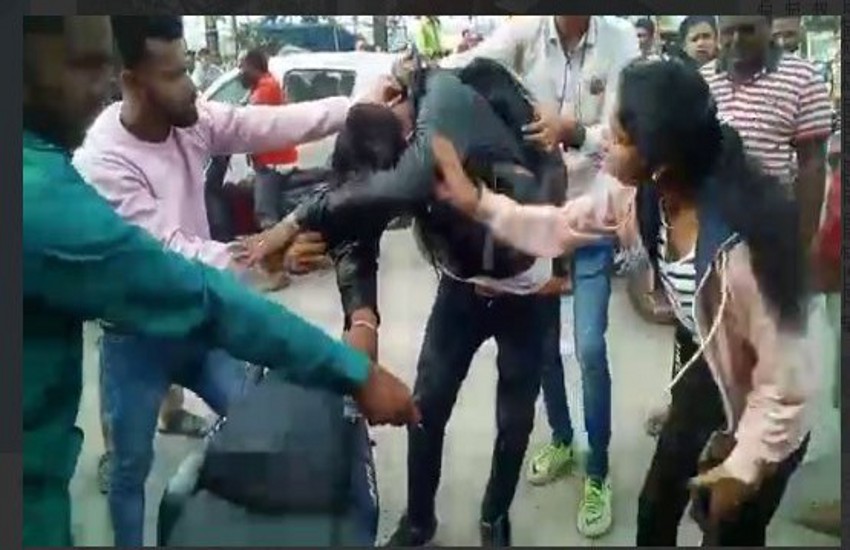 छेड़खानी करने वाले युवक को युवतियों ने बीच चौराहे पर सिखाया सबक