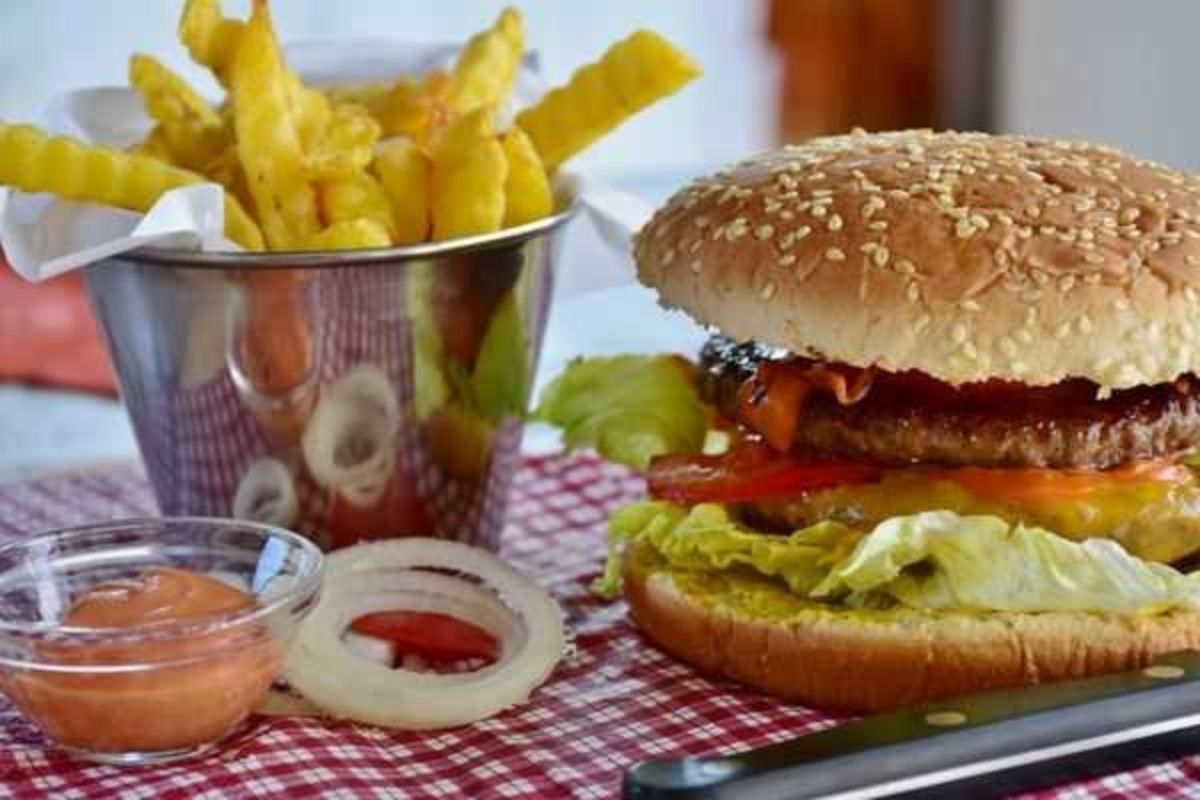 Health Tips: जंक फूड के हानिकार इफेक्ट से बचा सकते हैं ये फूड्स, शरीर से निकल
जाएगा ऑयल