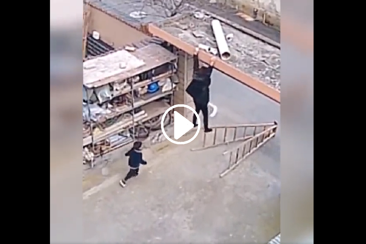 Viral Video: छत से लटक गई थी मां, फिर छोटे बच्चे ने सूझबूझ से इस तरह बचाई जान