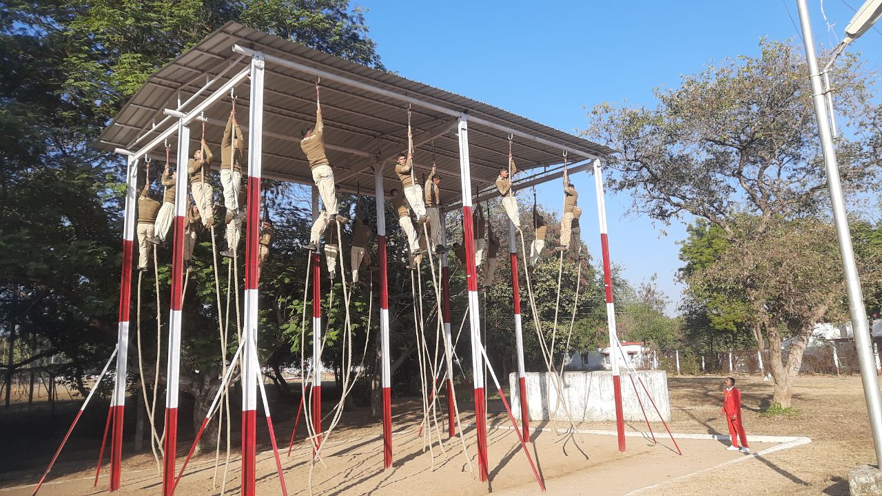सरहद पर जाने से पहले युद्ध कौशल सीख रहे अ ग्निवीर
