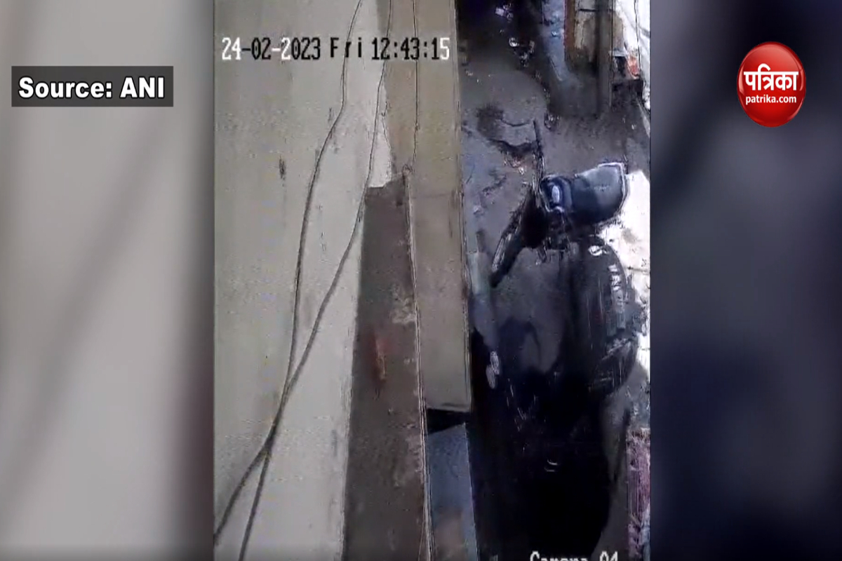 VIDEO : अचानक जमीन में समा गईं सड़क पर खड़ी बाइक्स और कुत्ता, हैरान कर देने वाला
नजारा