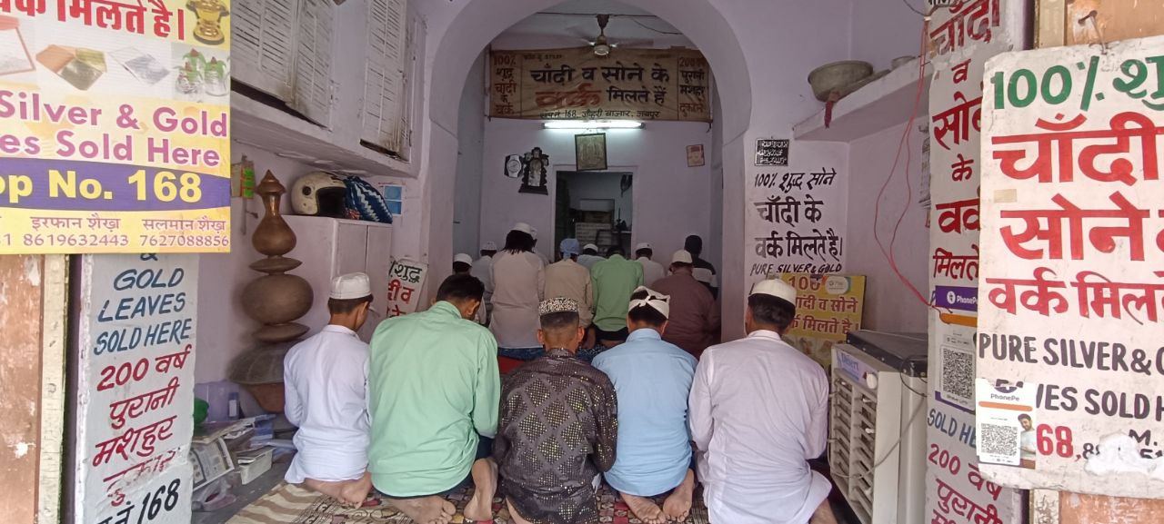 रमजान के पहले जुम्मे पर नमाज करते लोग