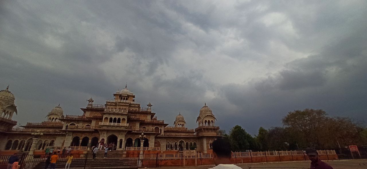 देखें वीडियोः जयपुर में बदला मौसम, अल्बर्ट हॉल पर बादलों ने सुहानी की फिजा