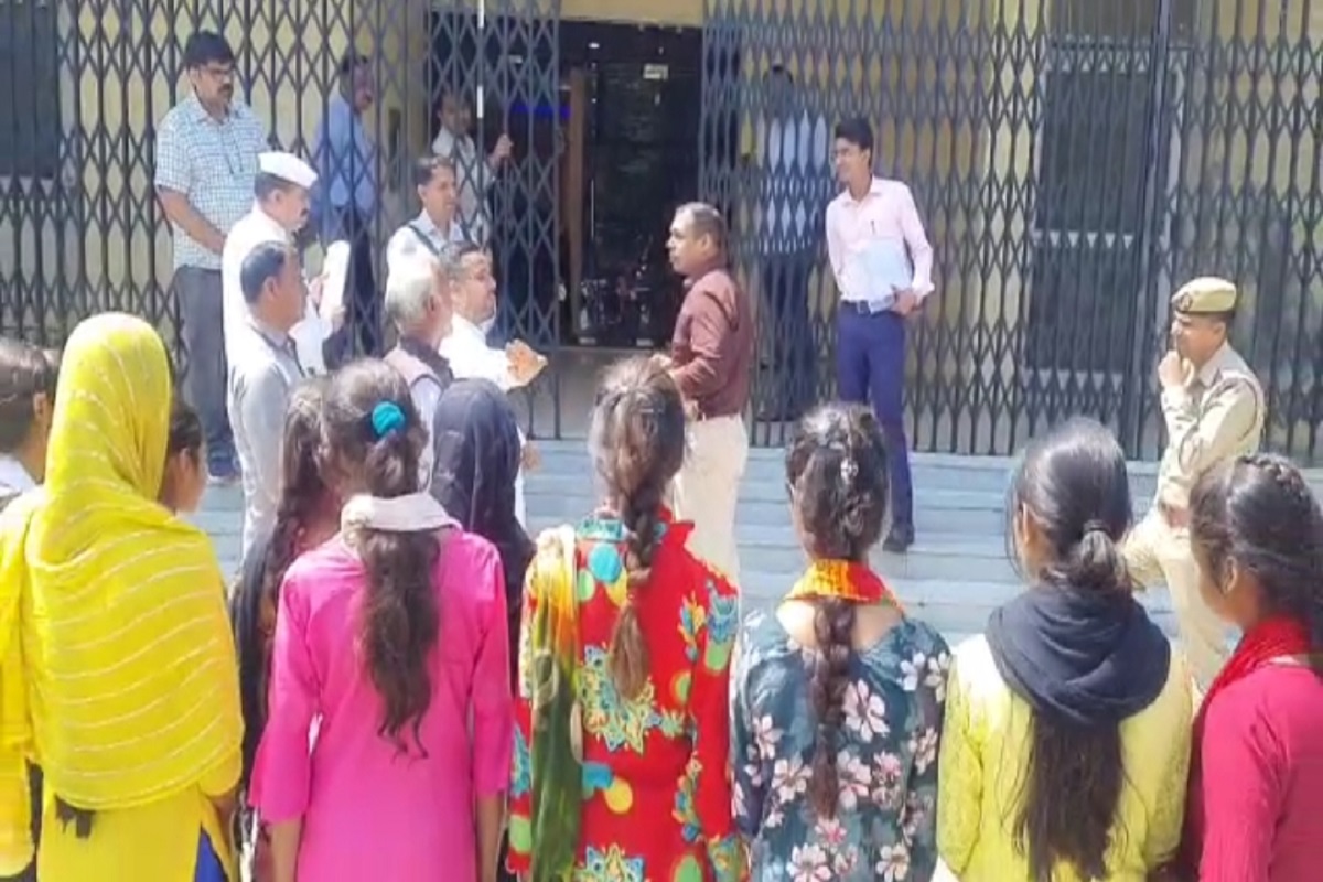 Video: नवनिर्मित मॉडर्न इंटर कॉलेज बालिका शिक्षण सत्र का संचालन शुरू कराने को
छात्रों ने किया हंगामा