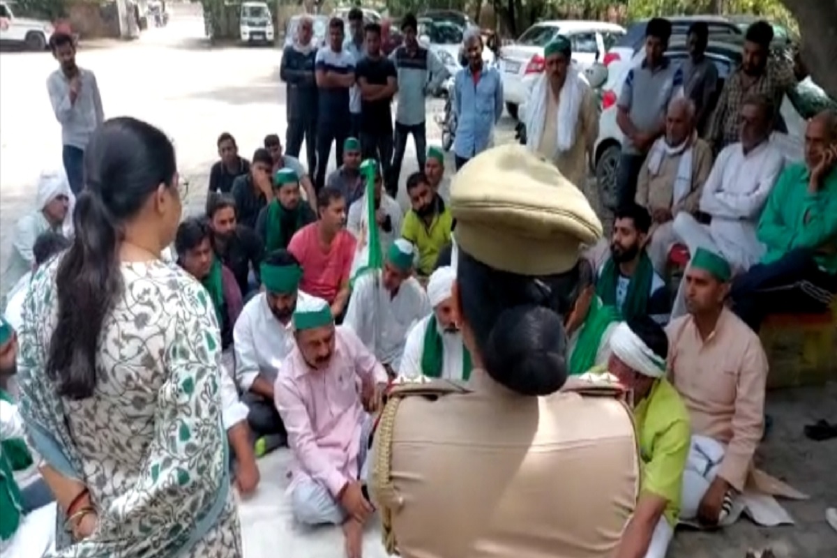 Video:गाजियाबाद में दोषियों के खिलाफ कार्रवाई की मांग को लेकर धरने पर बैठे Bku
कार्यकर्ता