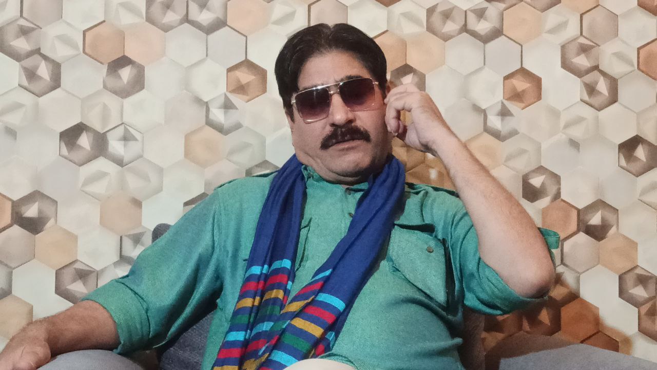 देखें वीडियो: छिपकली मूवी का प्रमोशन करने पत्रिका कार्यालय पहुंचे एक्टर यशपाल
शर्मा