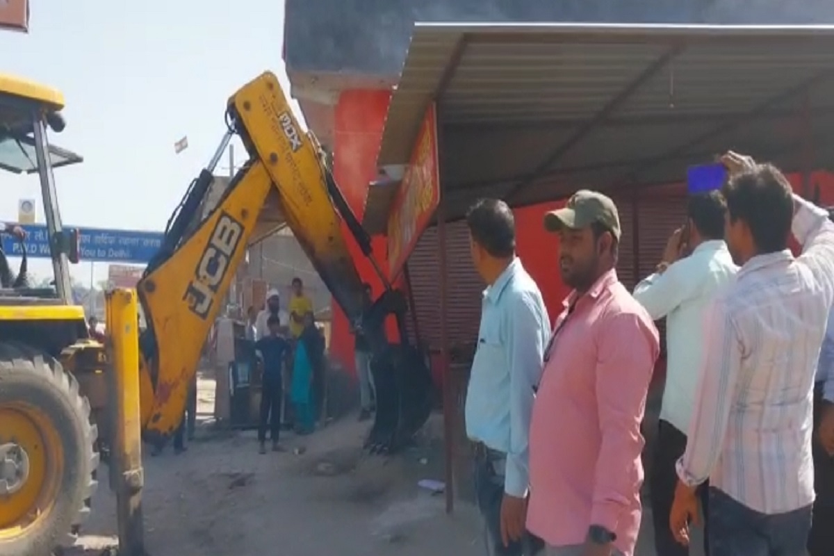 Video:गाजियाबाद पुलिस ने सड़क पर हो रहे अतिक्रमण के खिलाफ की कार्रवाई