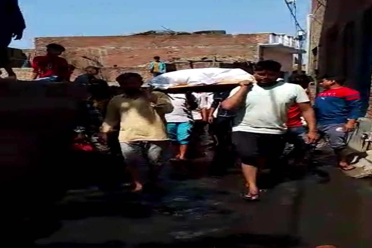 Video:बागपत  के बिनौली में ग्रामीण के शव को गंदे पानी से लेकर शमशान पहुचे
ग्रामीण