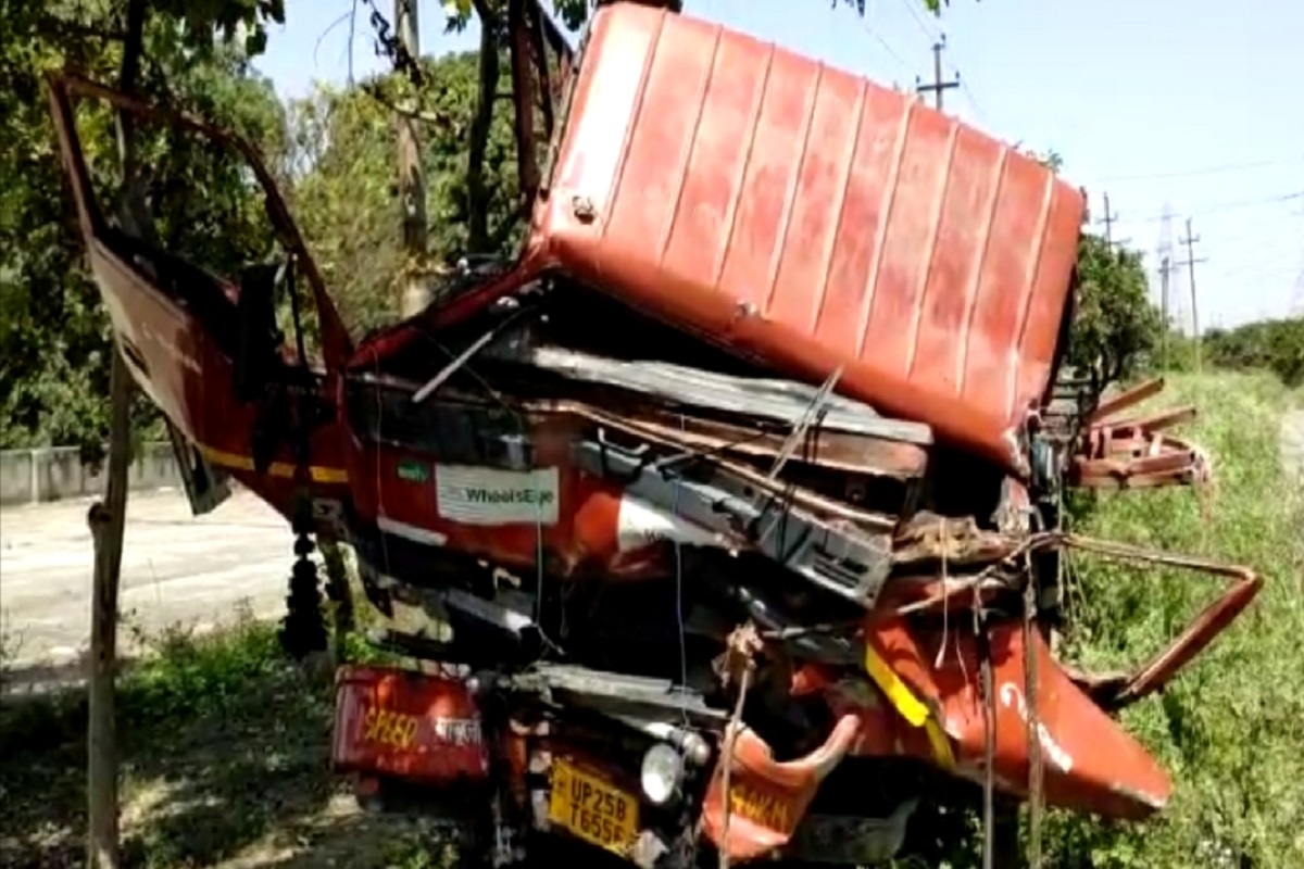 Video:हापुड़ में रोडवेज बस और कैंटर की जोरदार हुई टक्कर, चालक समेत कई लोग हुए
घायल