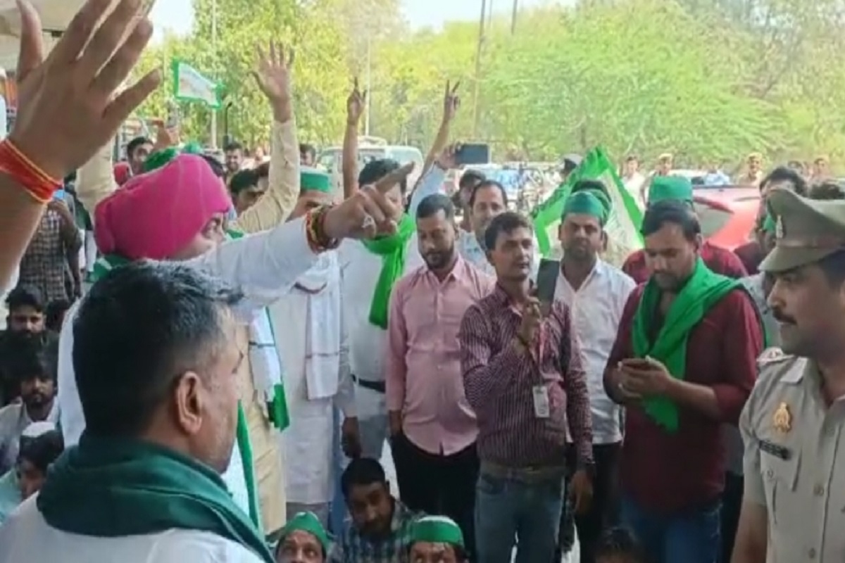Video:नोएडा में आरटीओ ऑफिस के सामने रोड को बंद करके किसान धरने पर बैठे