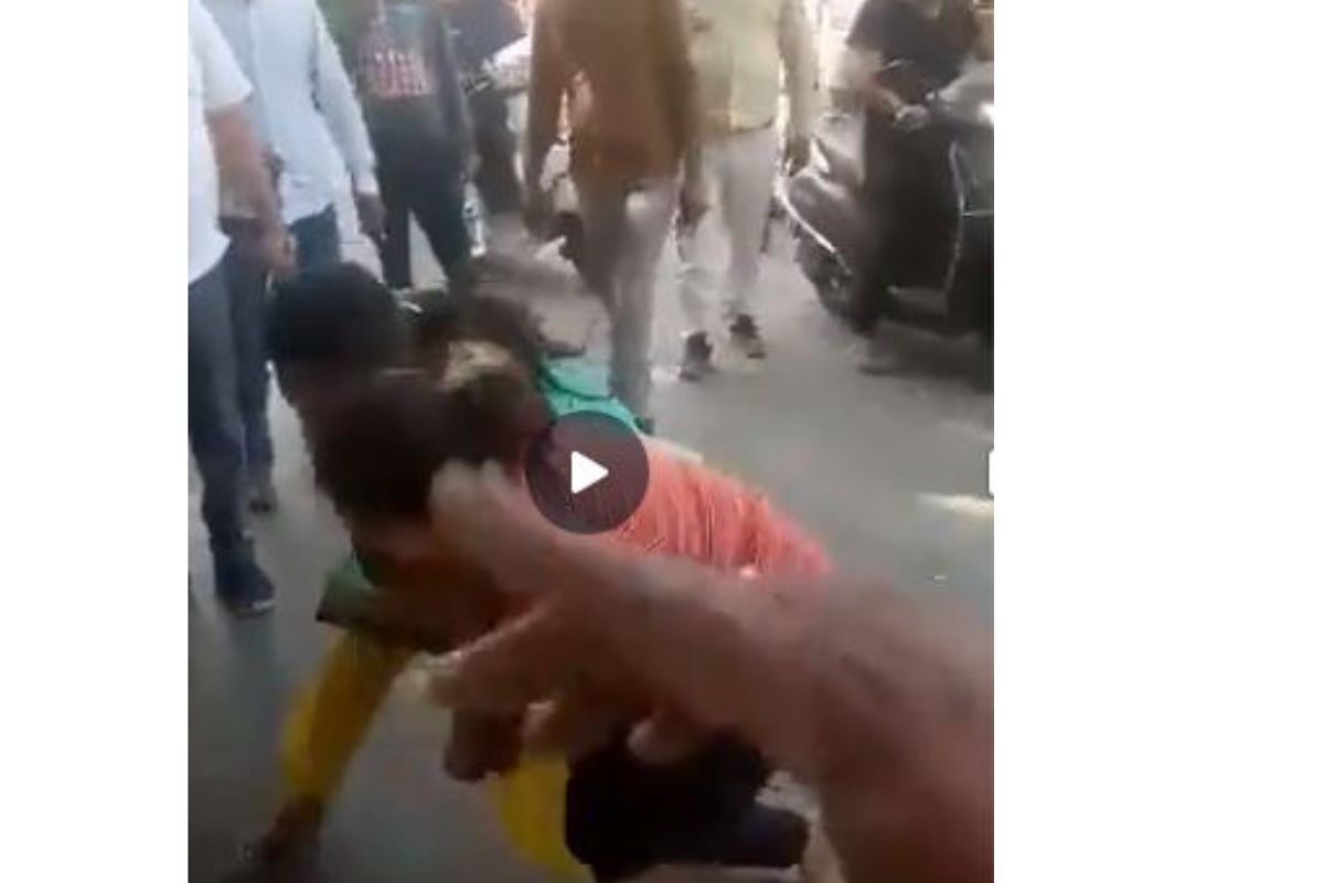 Noida Viral Video: नोएडा की सड़क पर दो महिलाओं का दंगल, एक दूसरे को देने लगीं
पटखनी, देखें वीडियो