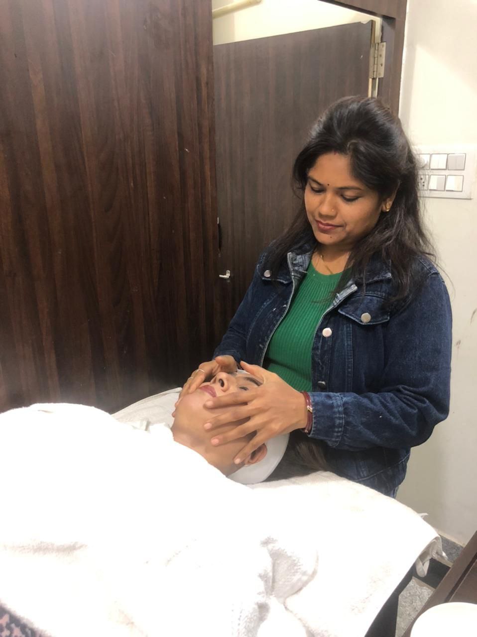 30 प्लस वूमेन करा रही हाइड्रा फेशियल, महीने पर खर्च कर रही 30 से 35 हजार रुपए