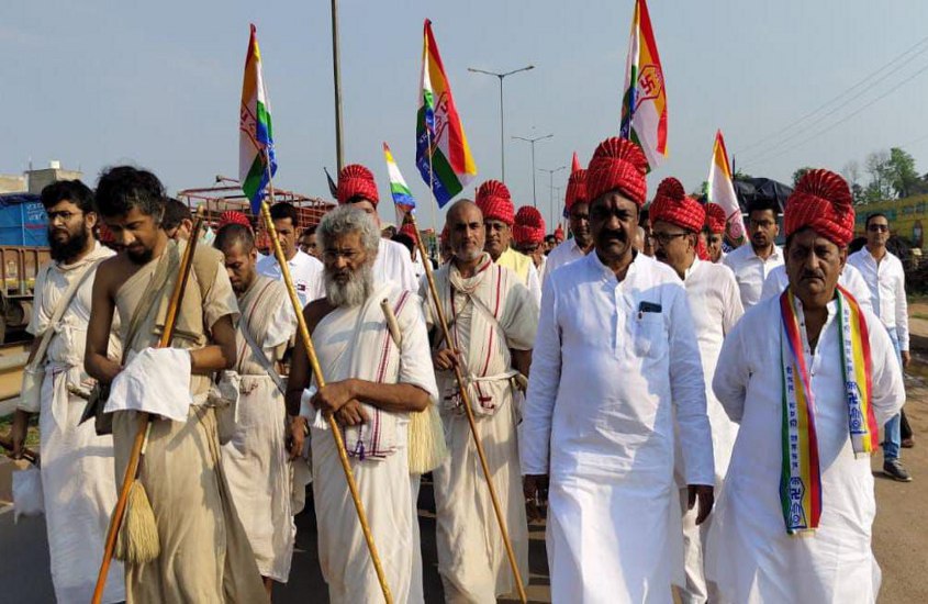 VIDEO STORY: आचार्य जिन मणिप्रभ सागर पहुंचे जगदलपुर, स्वागत को उमड़ा शहर