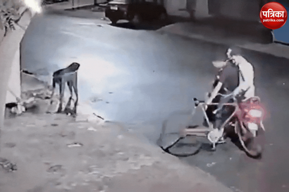 Video : नोएडा में स्कूटी पर आए चोरों ने चुराई साइकिल