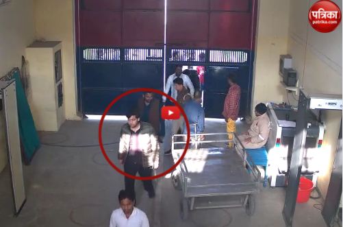 Video: देखिए किस तरह जेल में रची गई हत्या की साजिश, अशरफ, असद, गुलाम, उस्मान और
गुड्डू मुस्लिम सब साथ, CCTV फुटेज से खुलासा