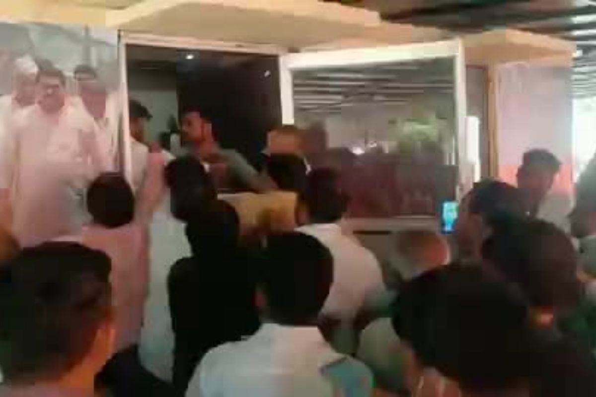 गाजियाबाद में भाजपा से टिकट कटने पर उम्मीदवारों में जमकर चले लात-घूंसे, Video
Viral