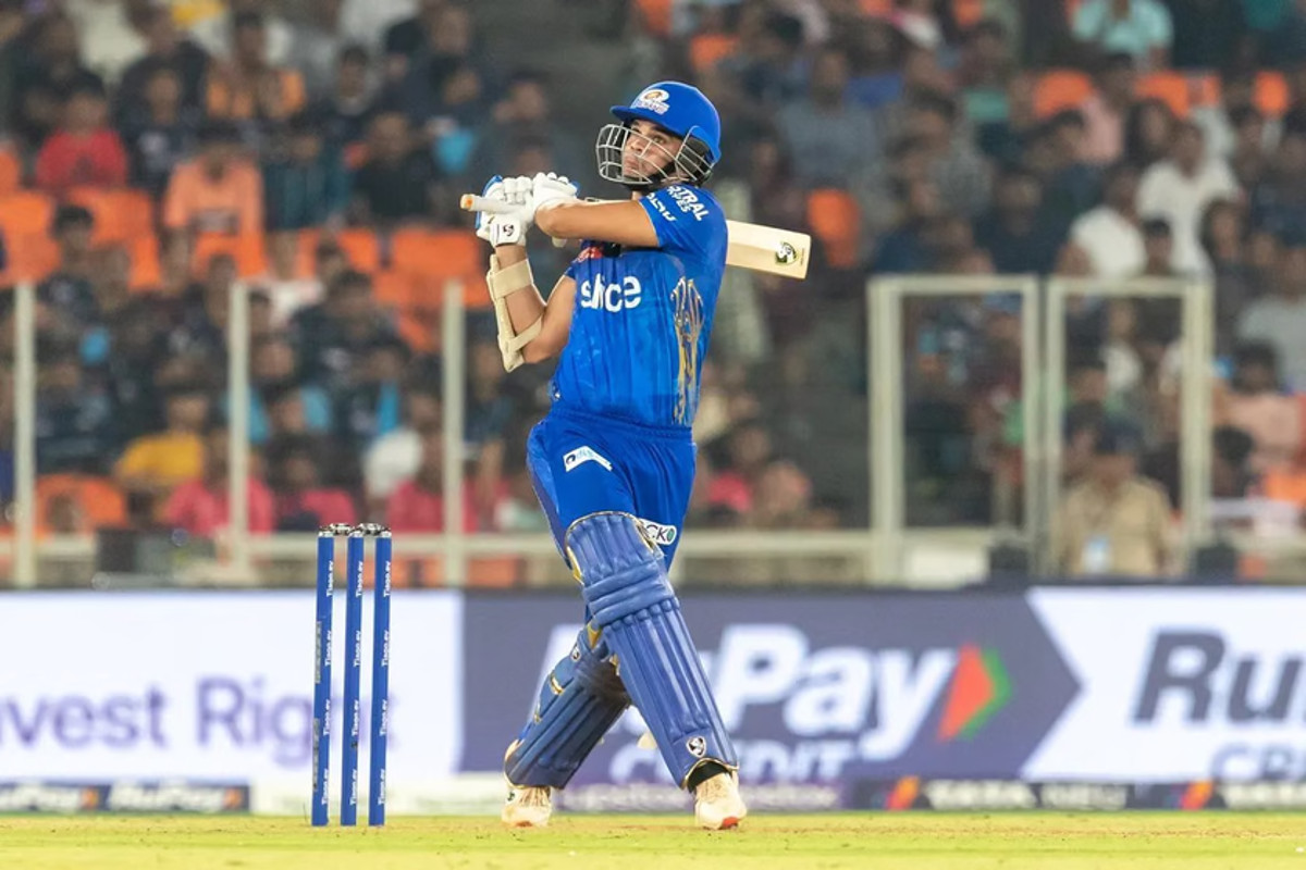 IPL में पहली बार बल्लेबाजी करने उतरे अर्जुन तेंदुलकर ने गगनचुंबी सिक्‍स जड़ लूटी
महफिल, देखें वीडियो