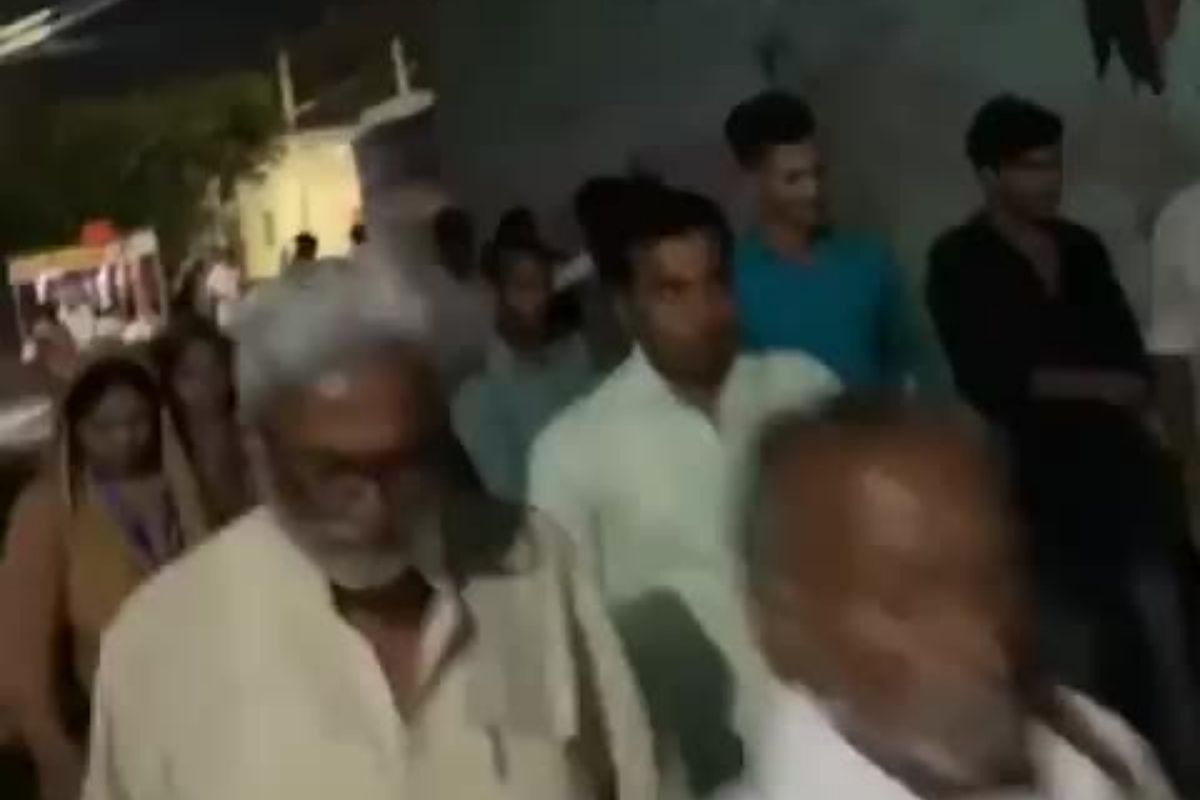 Video: हापुड़ में BSP कैंडिडेट ने जमकर उड़ाई आचार संहिता की धज्जियां, बिना इजाजत
अंधेरे में निकाली रैली