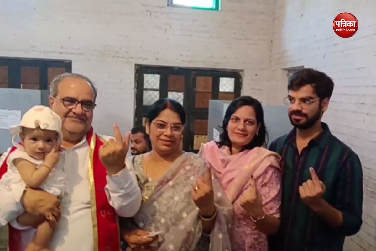 Video: गोद में पोती को लिए मतदान करने पहुंचे यूपी भाजपा अध्यक्ष भूपेंद्र चौधरी,
जानें क्या बोले