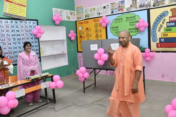 Video: यूपी निकाय चुनाव की वोटिंग शुरू, गोरखपुर में सीएम ने डाला वोट