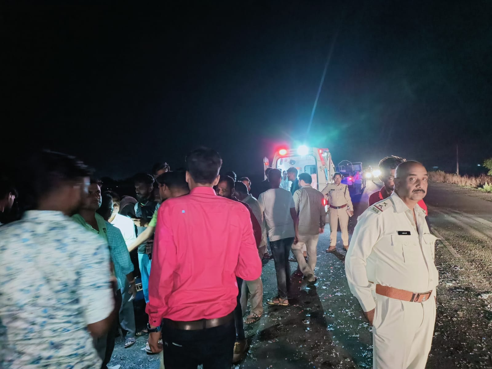 रात 11 बजे हुआ हादसा, बस ने ट्रैक्टर-ट्रॉली को मारी टक्कर, दो लो घायल