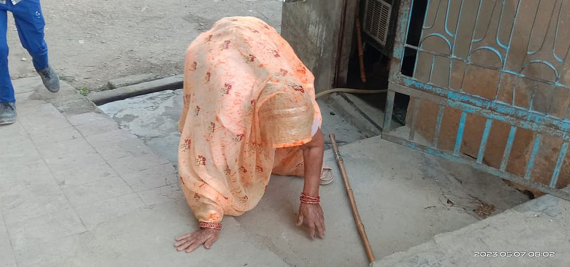बुजुर्ग तलाशते रहे सहारा