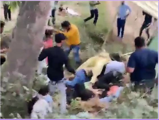Video: मुरादाबाद में हादसे के बाद शवों को समेटने में जुटे रहे स्‍थानीय लोग, बाद
में पहुंची पुलिस