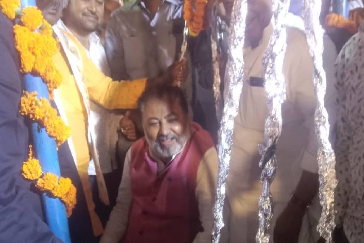 Ballia News : समर्थकों ने मंत्री जो को सिक्कों से तौला, क्या बलिया में आचार
संहिता नहीं है प्रभावी ?