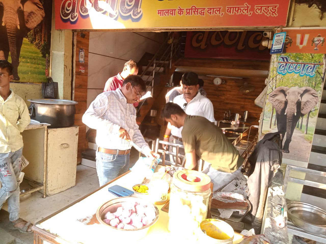 कलेक्टर के आदेश पर नपा अमला सड़कों पर, जब्त की 10 किलो अमानक पॉलीथिन