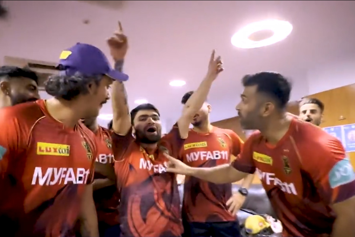 रिंकू सिंह की तूफानी पारी के बाद केकेआर के ड्रेसिंग रूम में जमकर मना जश्‍न,
देखें वीडियो