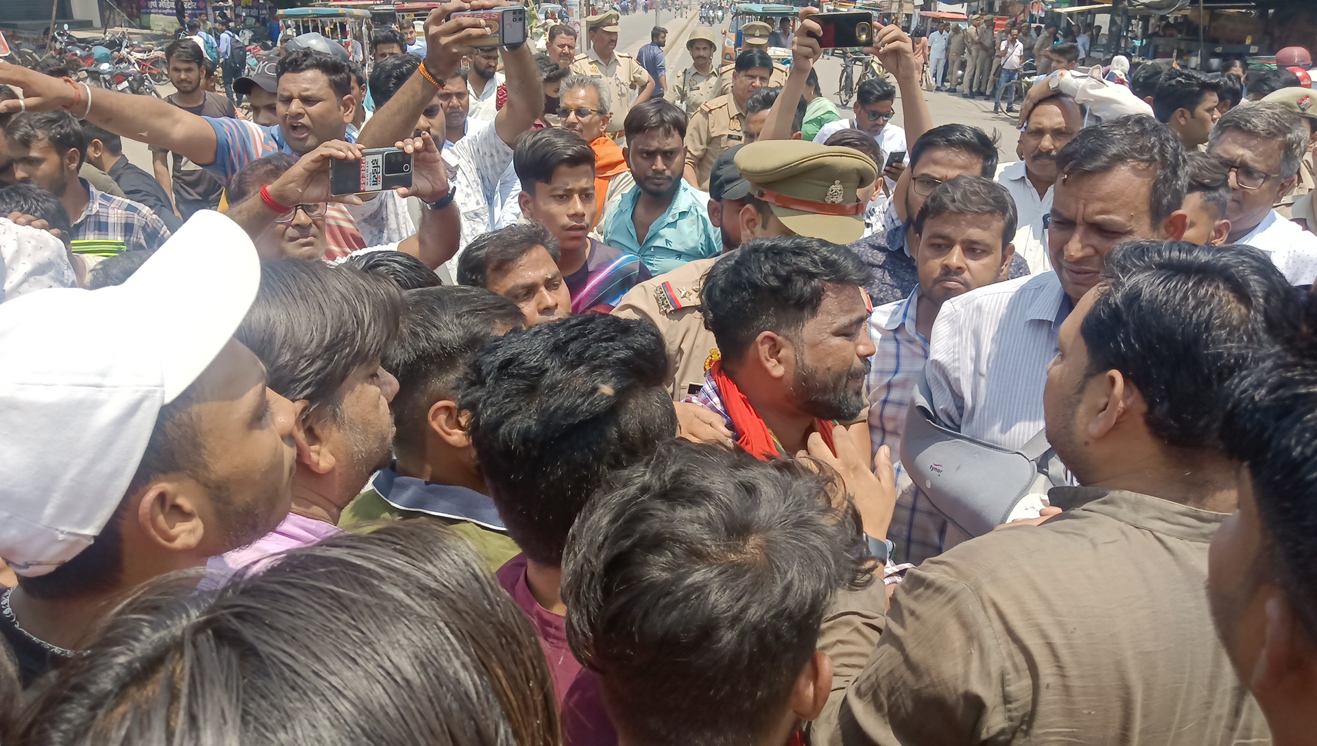 मुरादाबाद में मतगणना से एक दिन पहले मंडी समिति में मिले गोवंशीय पशु के अवशेष,
हिंदू संगठनों ने काटा बवाल