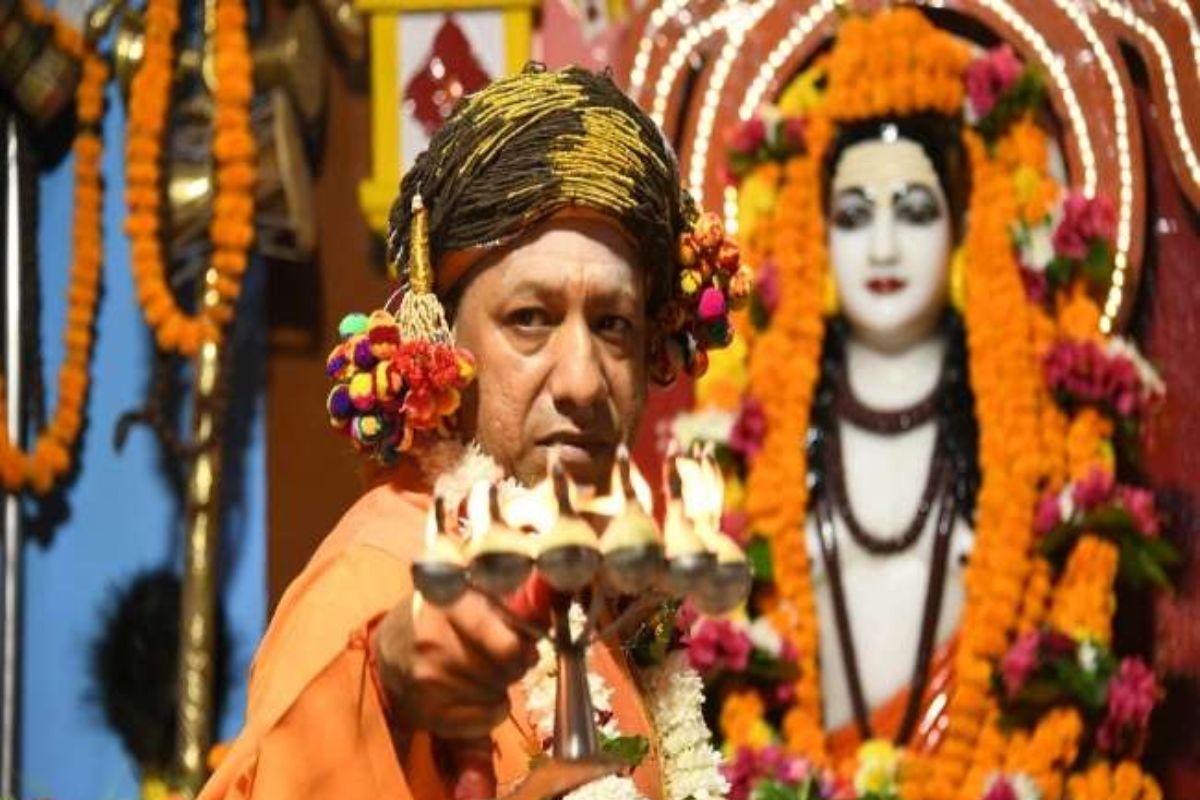 Video: CM योगी को इस तरह से पूजा करते नहीं देखा होगा आपने