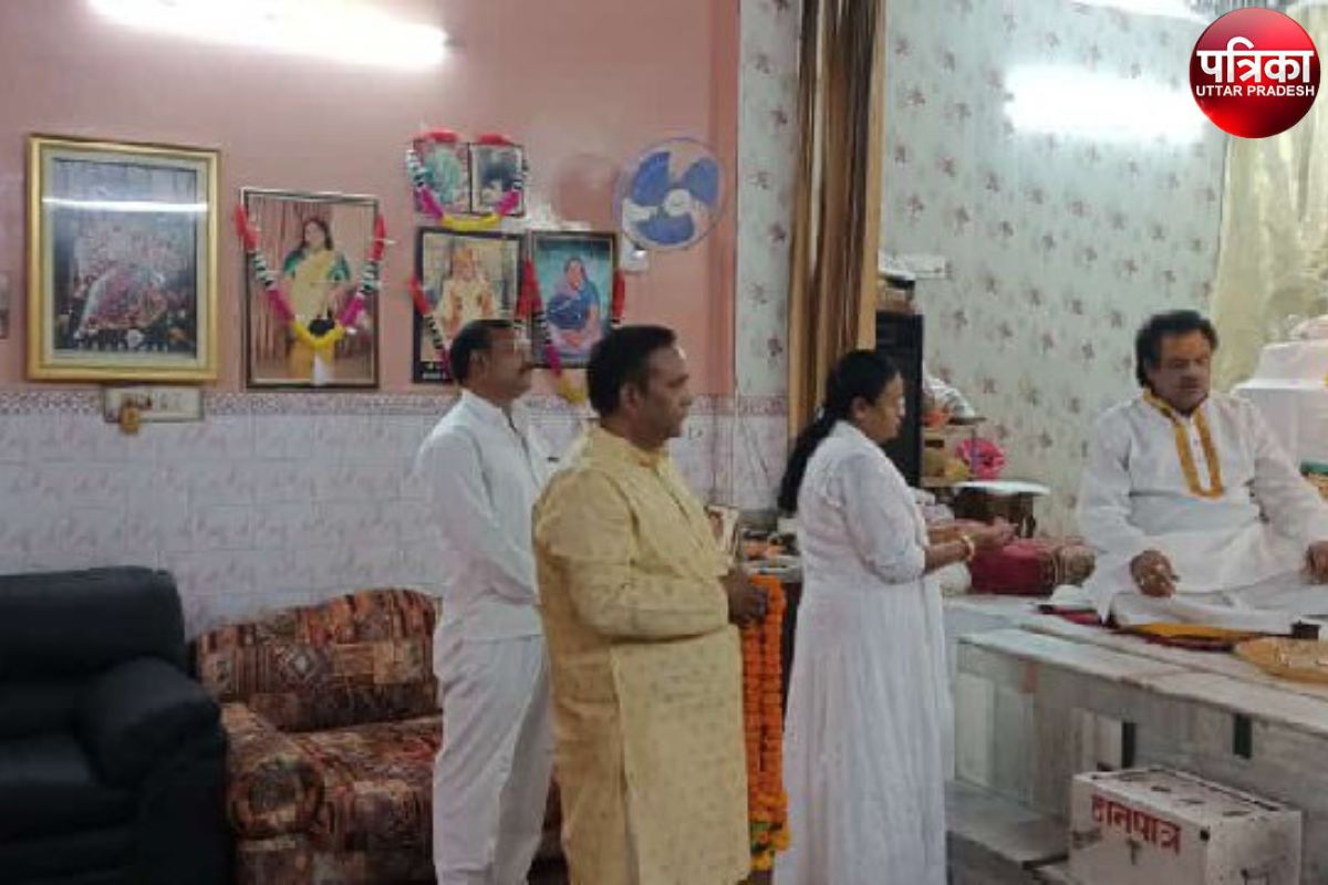 Nikay Chunav: पहली EVM खुलते ही BJP प्रत्याशी ने भगवान के सामने झुकाया सिर,
देखें वीडियो