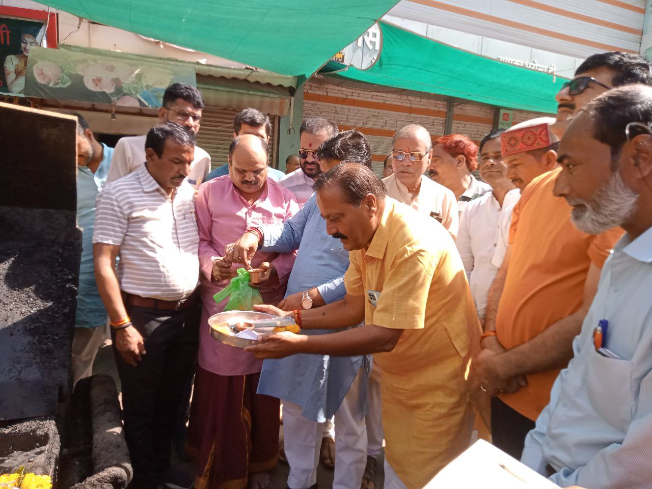 क्षतिग्रस्त रोड के डामरीकरण के लिए कलेक्टर ने किया भूमिपूजन