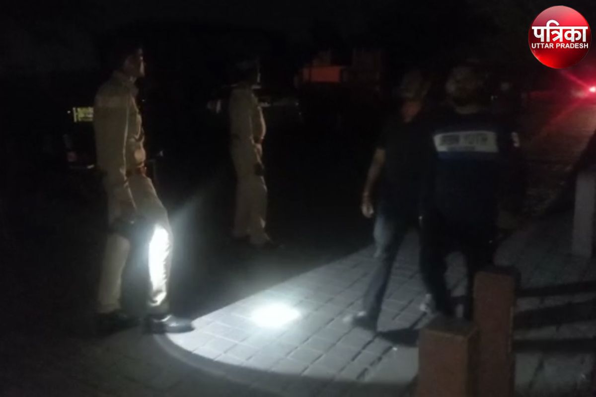 Video: ताजमहल के बाहर फिर छाया अंधेरा, टॉर्च की रोशनी में पुलिसकर्मियों ने
संभाली सुरक्षा