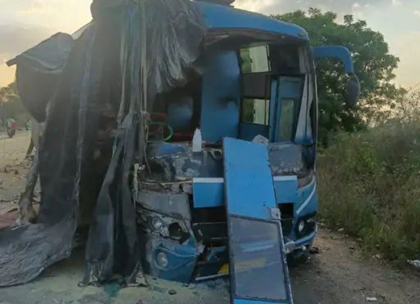 ट्राला में जा घुसी बस, फंस गए सवार, बच्ची सहित 4 की मौत, परिवार हो गया बर्बाद