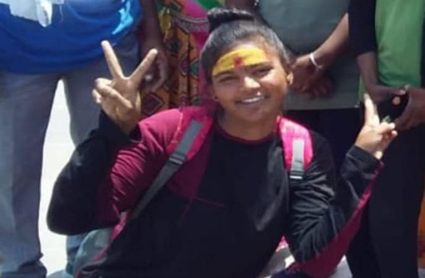 गर्मी की छुटि्टयों में घूमने निकले परिवार की 15 वर्षीय बेटी वाराणसी रेलवे स्टेशन
से गायब