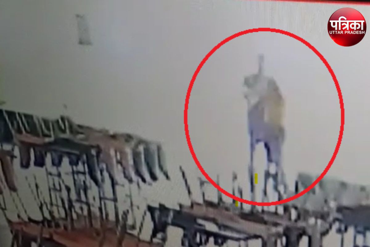 Video: ग्रेटर नोएडा की यूनिवर्सिटी में लड़के ने गर्लफ्रेंड को मारी गोली, सामने
आया CCTV फुटेज