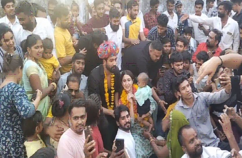 वीडियो- सारा अली खान गांव में पहुंच बच्ची को खिलाती हुई आई नजर, विक्की कौशल भी
रहे साथ