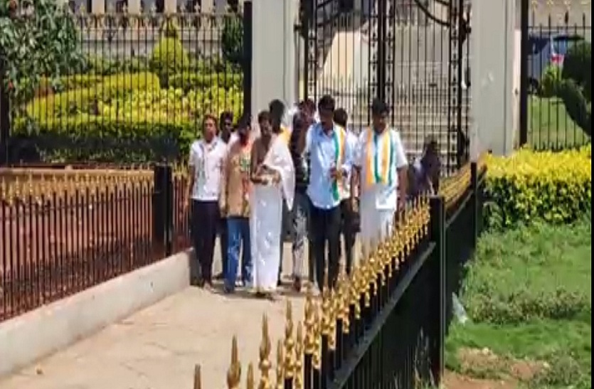 कर्नाटक में नई सरकार बनने के बाद विधानसभा परिसर में गौ मूत्र का छिडक़ाव किया गया
और मंत्र पढक़र शुद्ध किया… देखें वीडियो…