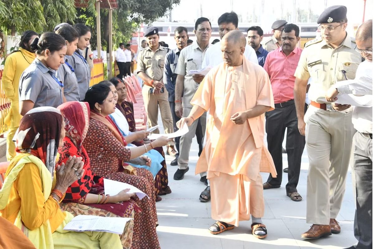 Video: CM योगी ने गोरखपुर मंदिर में लगाया जनता दरबार, लोगों ने बताई समस्याएं