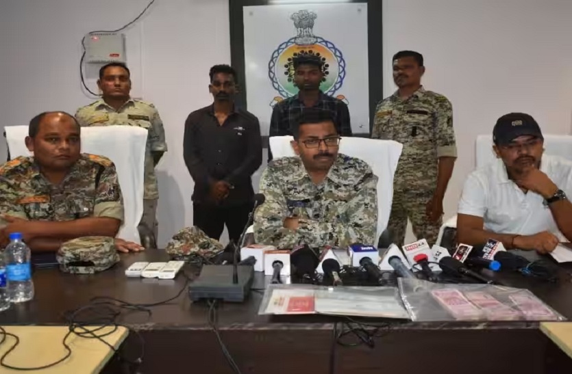 नक्सलियों के 2000 के नोट बैंक में हो रहे थे जमा.. पुलिस ने रंगे हाथों दो आरोपी
को दबोचा, बैग में मिले इतने लाख